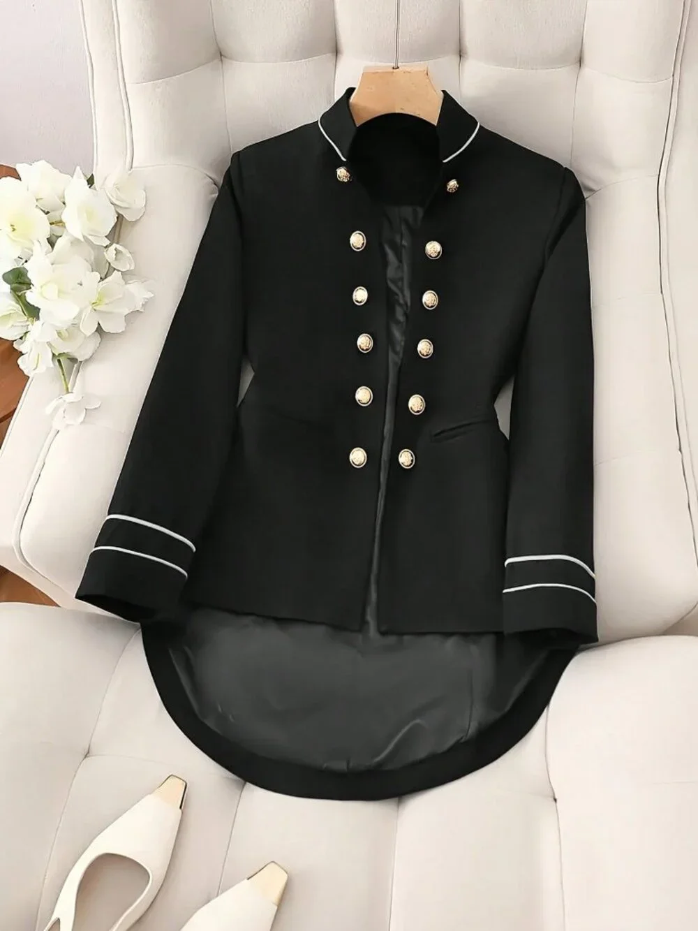 Black Elegant Women's Front-Buttoned Double-Breasted Slim-Fit Blazer - Picture 3 of 6